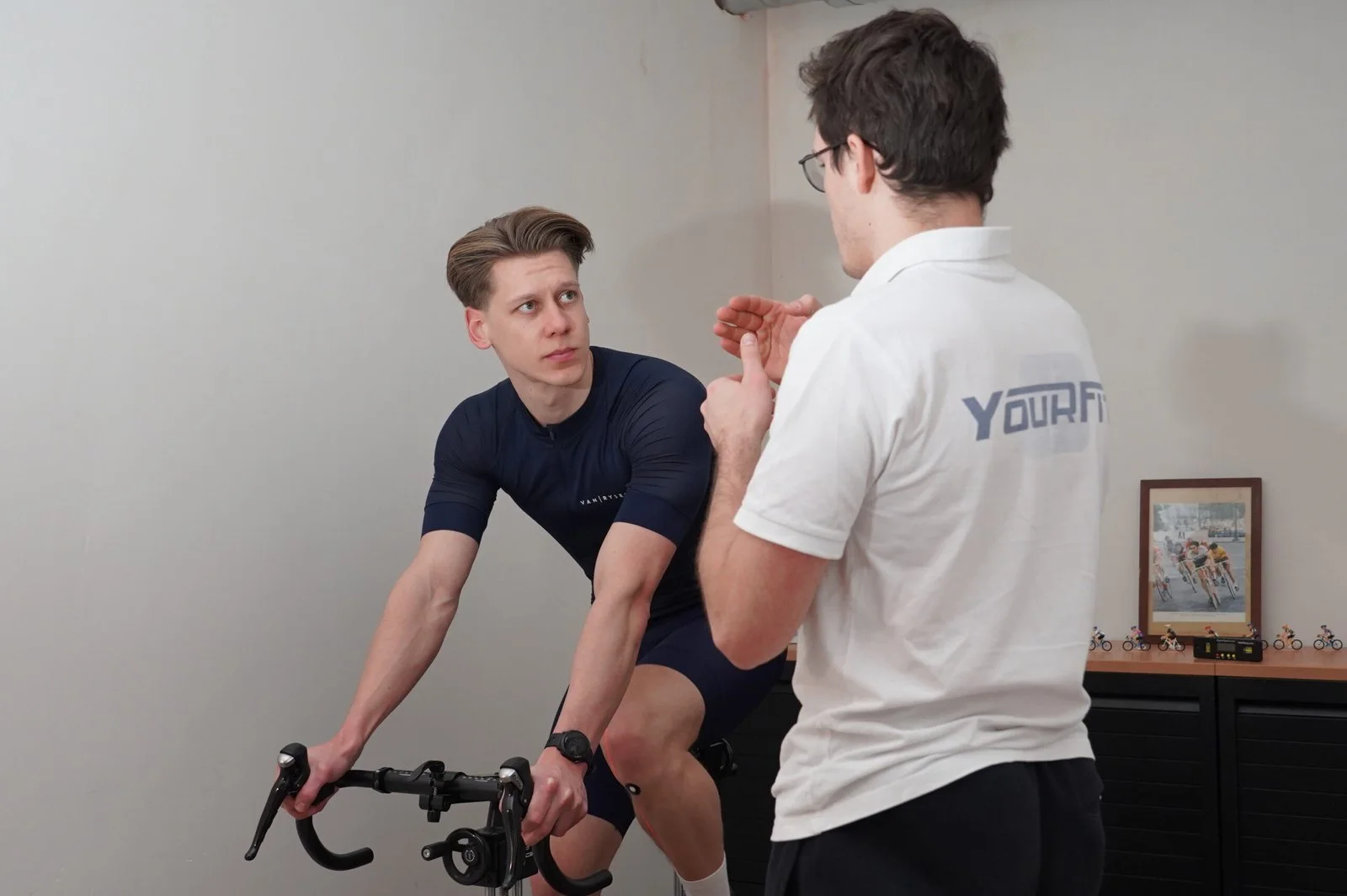 Jelle Nuyts in gesprek met een sporter bij YourFit